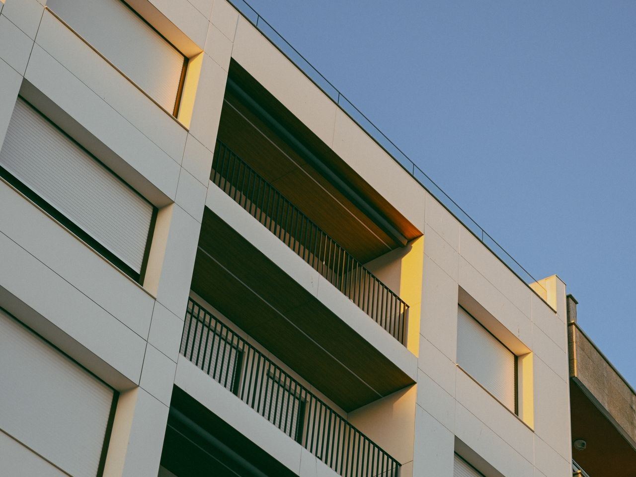 Modernes Wohnhaus mit Rollläden im Abendlicht