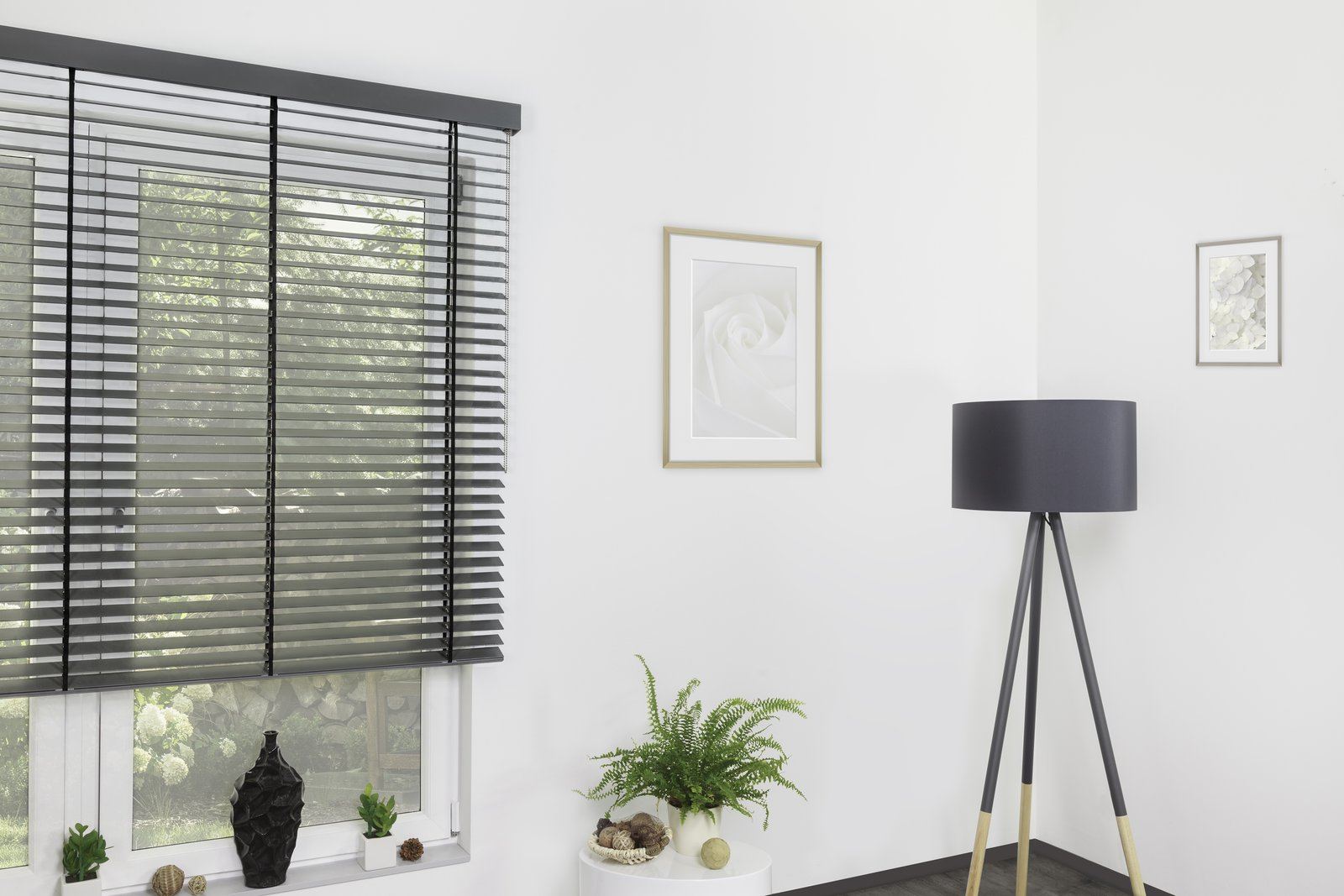 Jalousie mit geneigten Lamellen an einem Fenster