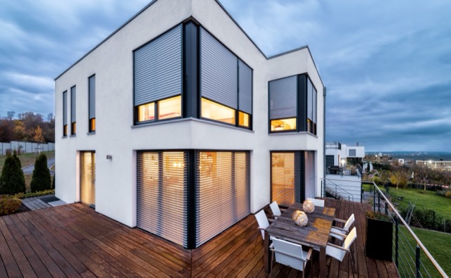 Rollladen an einer modernen Fassade
