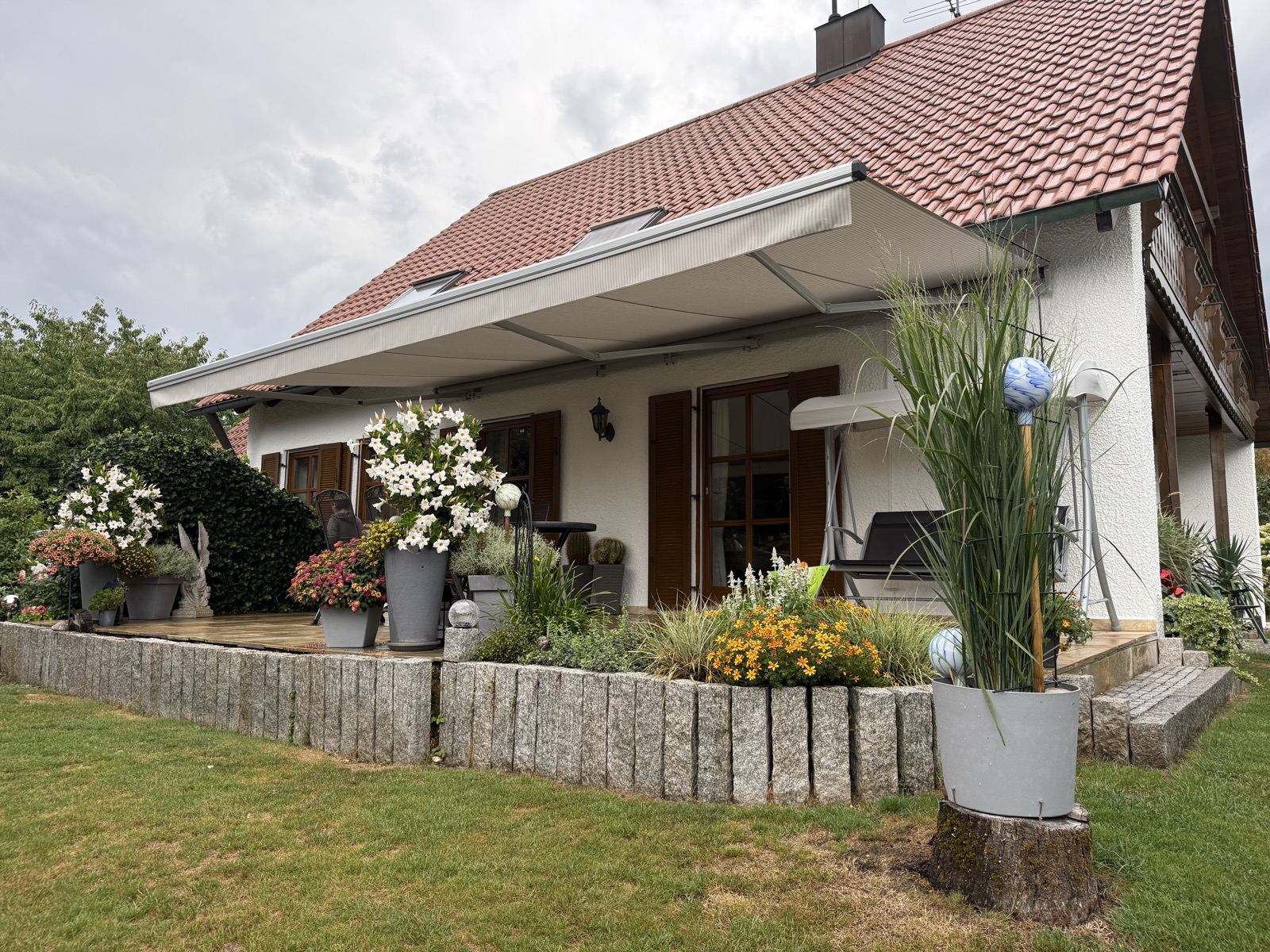 Großformatige Gelenkarmmarkise an einem Einfamilienhaus