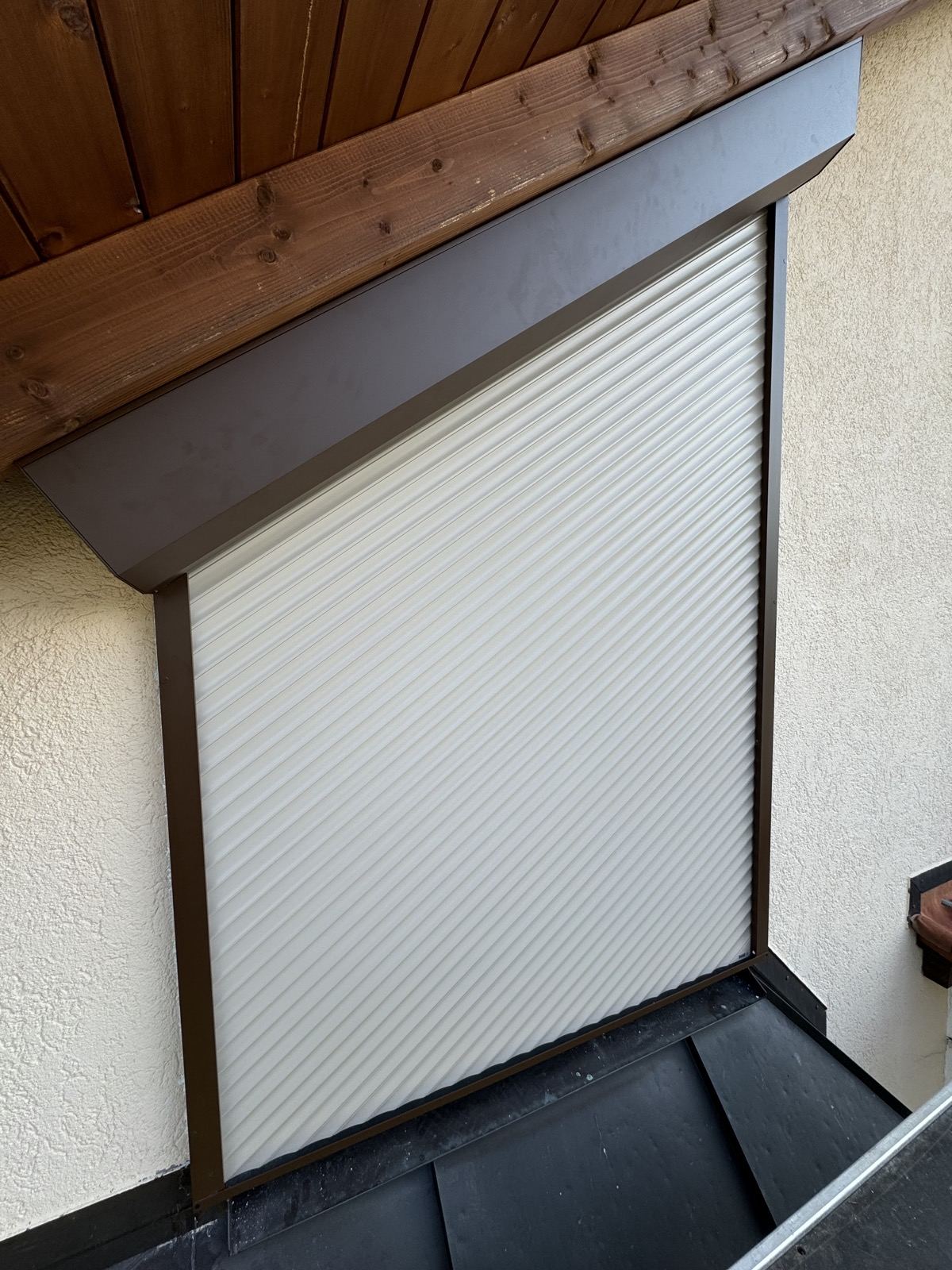Asymmetrischer Vorbaurollladen an einem Dachfenster