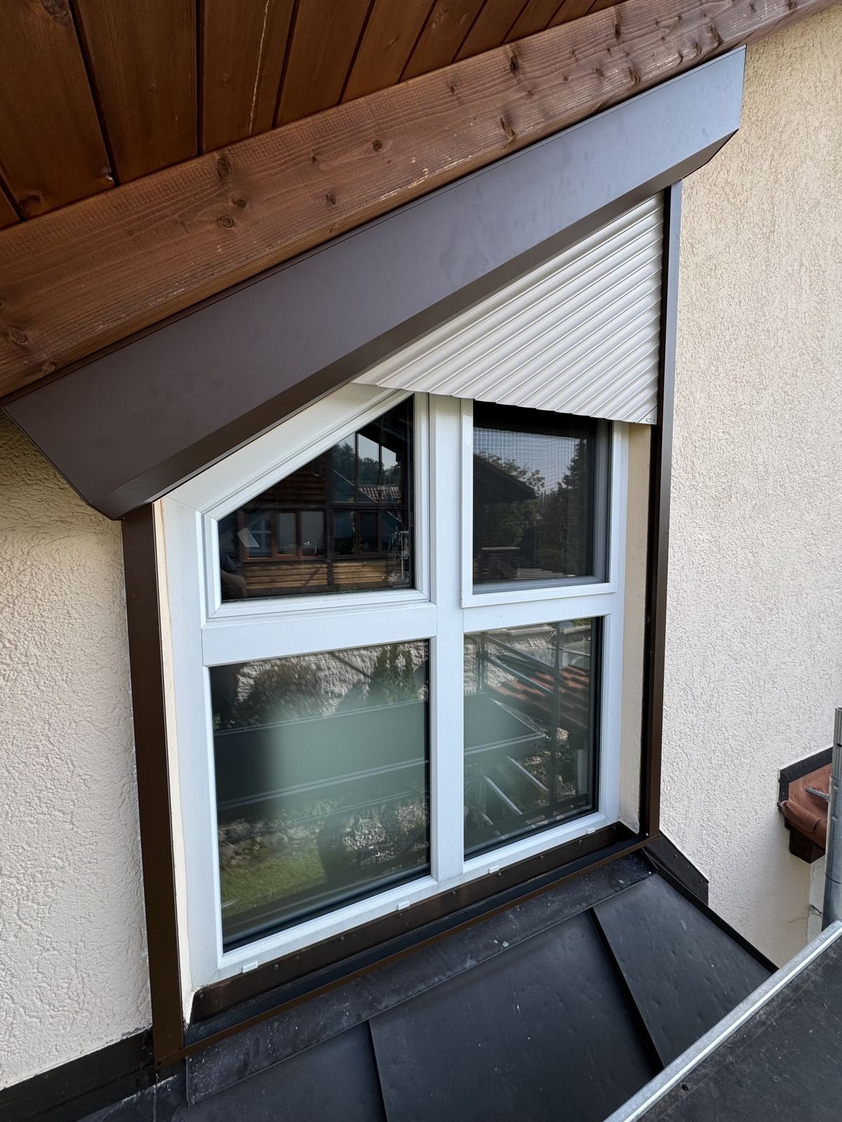 Asymmetrischer Vorbaurollladen, teilweise geöffnet