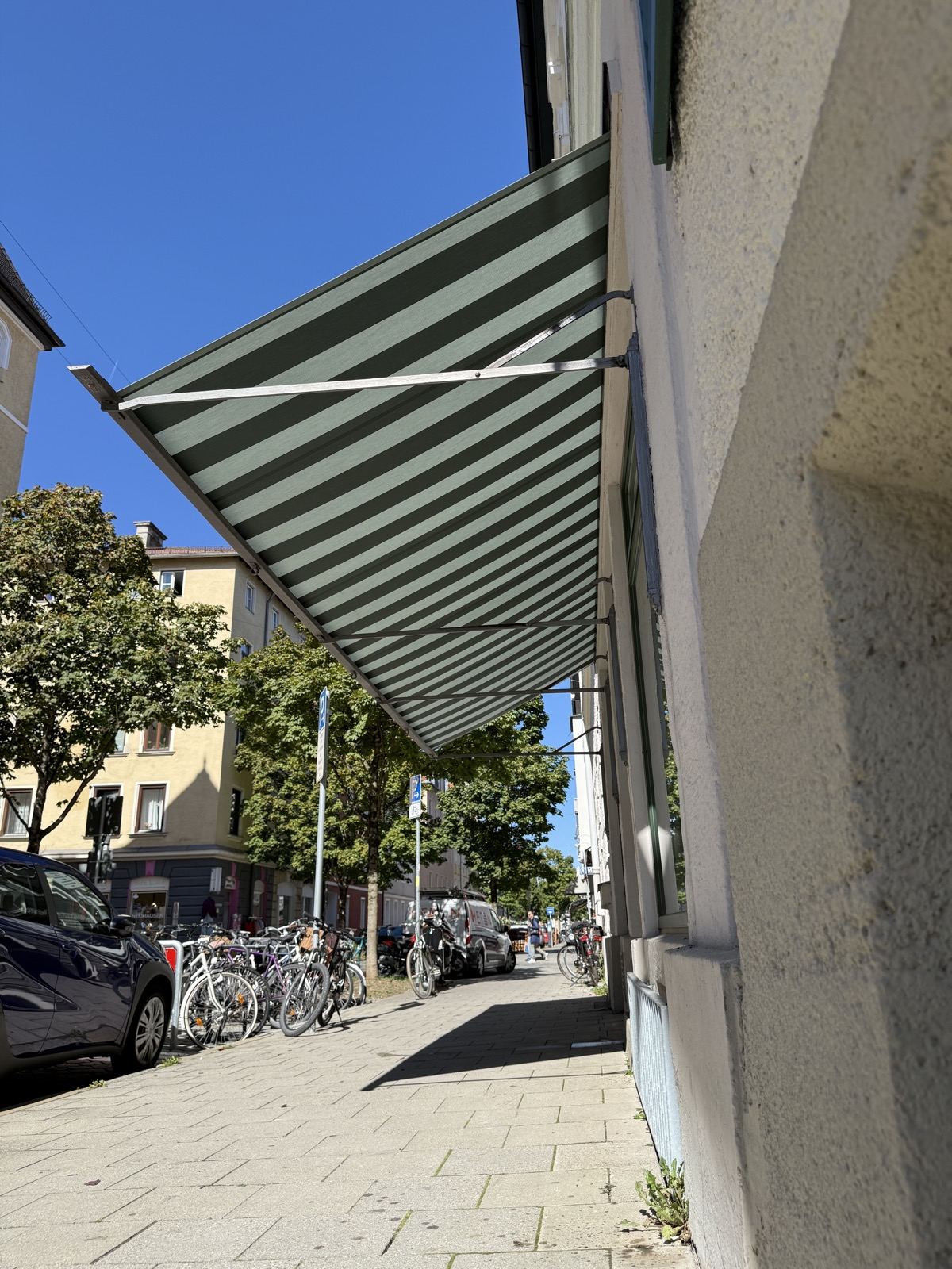 Historische Markise, Straßenansicht