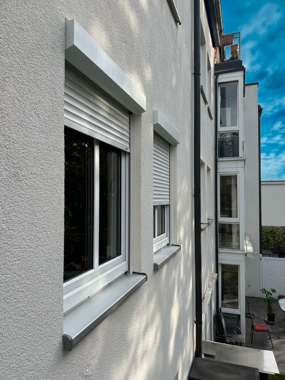Vorbaurollläden an mehreren Fenstern, zweite Ansicht