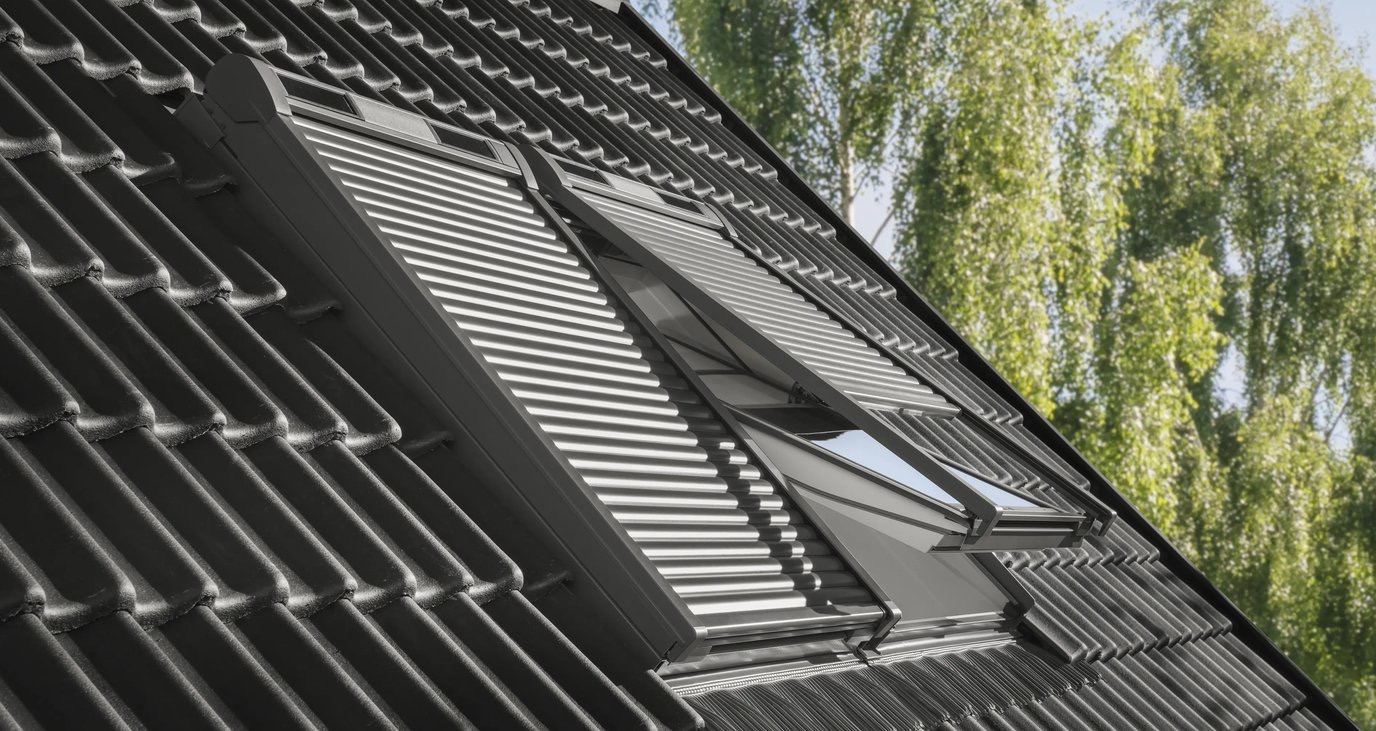 Dachflächenrollladen an einem Dachfenster