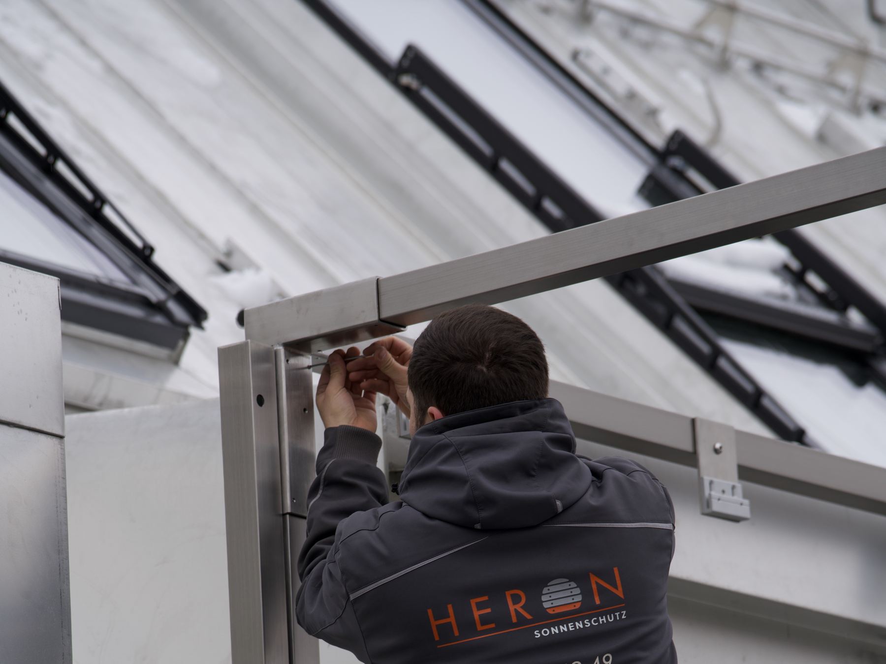 Heron Sonnenschutz Mitarbeiter bei der Montage einer Unterkonstruktion