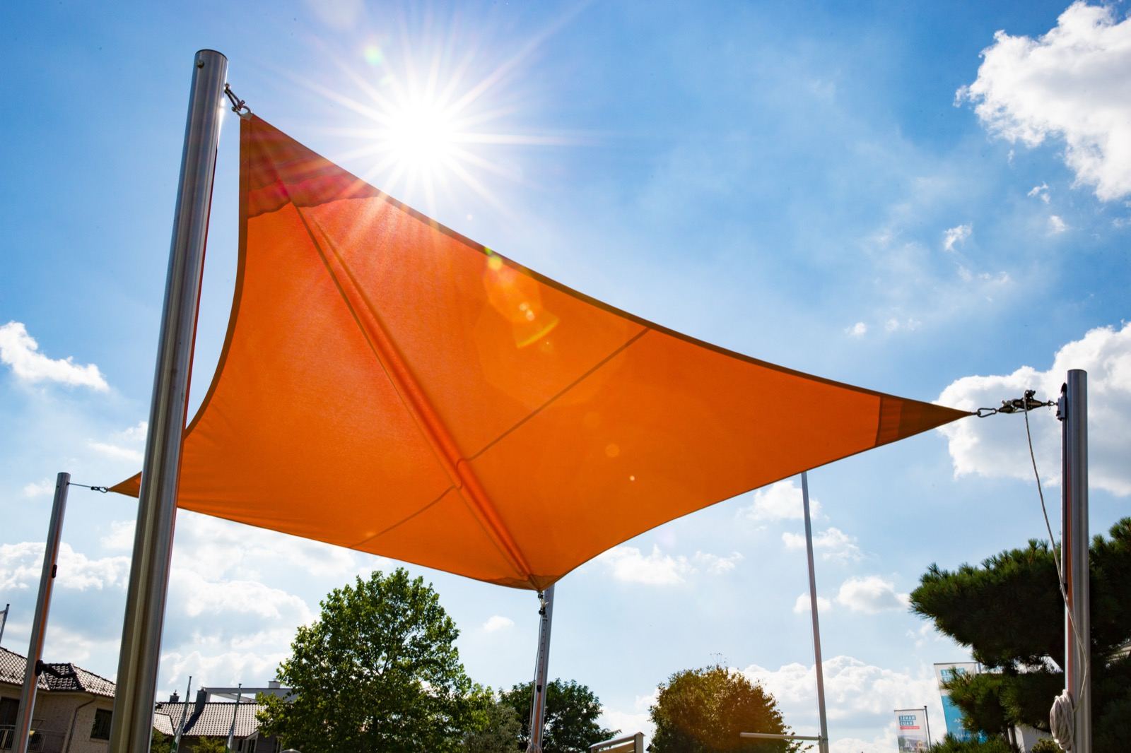 Fest verspanntes Sonnensegel über einer Terrasse